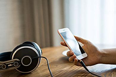 《主播女孩重度依赖》首月销量突破30万套 官方推出line表情包